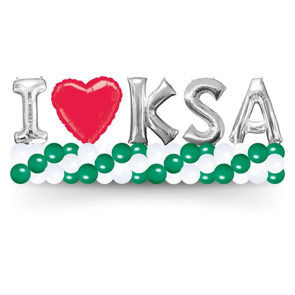 تصميم بالونات يحتوي على عبارة "I Love KSA" مع قلوب باللون الأحمر وحروف فضية، محاطة ببالونات باللونين الأخضر والأبيض، مثالي للاحتفالات الوطنية في المملكة العربية السعودية.